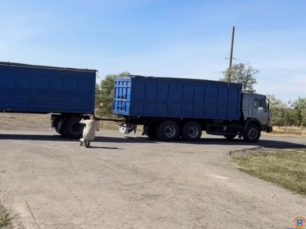 Во время нового трюка чуть не убился под колесами фуры экстремал Евгений Чеботарев Во время нового трюка чуть не убился под колесами фуры экстремал Евгений Чеботарев