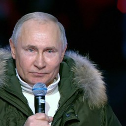 Путин пришел на "крымский" концерт в Лужниках