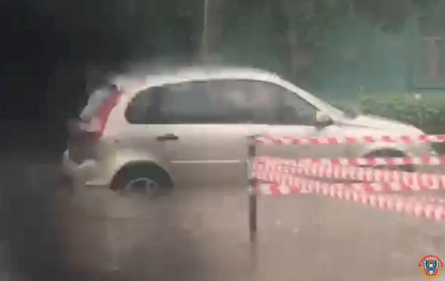 Из-за сильного ливня в Таганроге начали тонуть автомобили