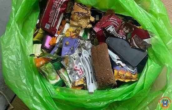 Телефон в пакете с конфетами пытались передать в ростовское СИЗО