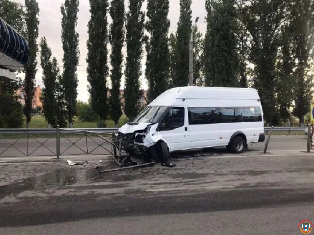 В Новошахтинске из-за плохого самочувствия водитель маршрутки №33А врезался в отбойник