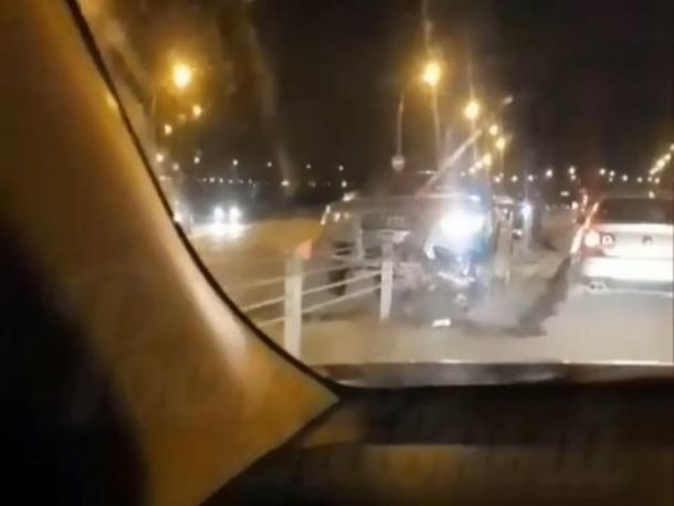 Иномарка на скорости влетела на отбойник на трассе между Батайском и Ростовом