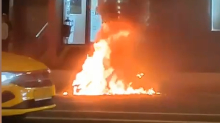 В центре Москвы мотоцикл загорелся на проезжей части после ДТП