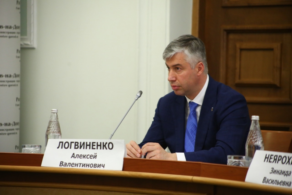 Глава администрации Алексей Логвиненко раскритиковал ситуацию с горячей водой