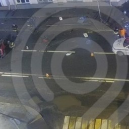 В центре Москвы автомобиль врезался в столб и перевернулся