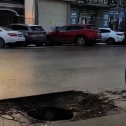Ростовские автовладельцы пожаловались на открытый люк на Шолохова