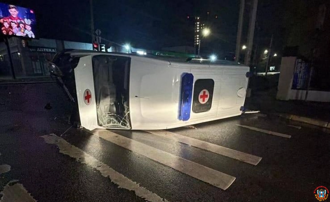 В Ростове машина скорой помощи с беременной внутри перевернулась после ДТП