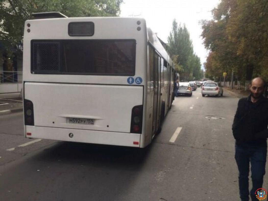В Ростове водитель автобуса № 1 устроил ДТП с иномаркой