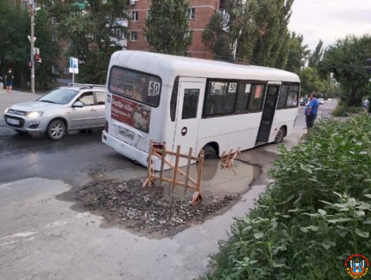 В Таганроге маршрутка № 50 посреди дороги застряла в яме