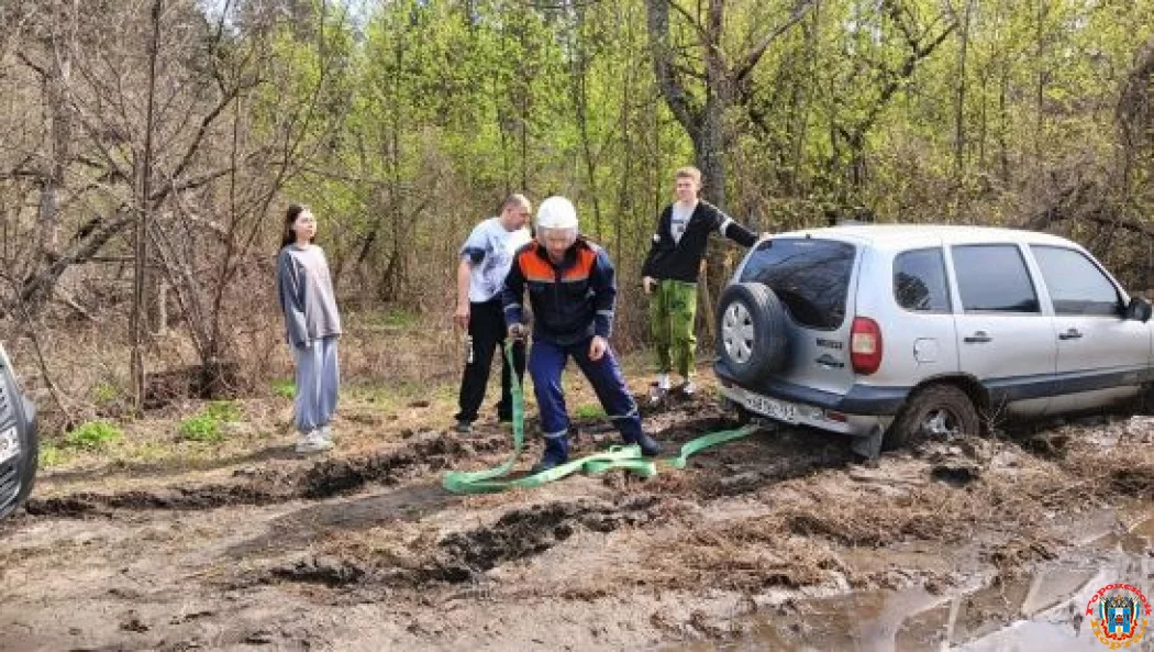 Вытащить машину увязшую в глине, помогли спасатели семье из Ростовской области