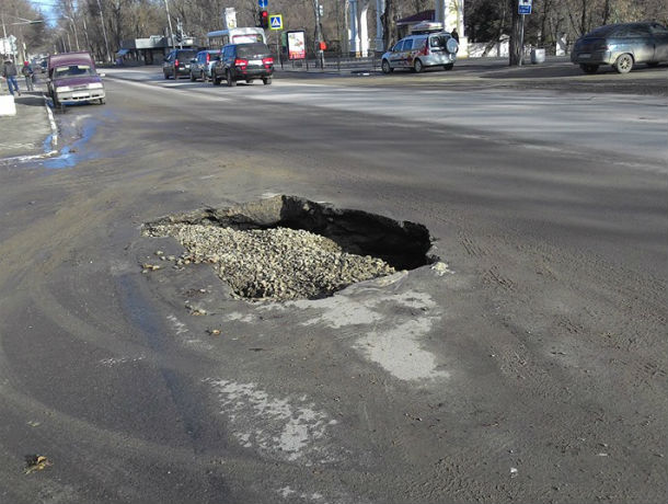 Опять провал: в центре Таганрога под землю ушел автомобиль