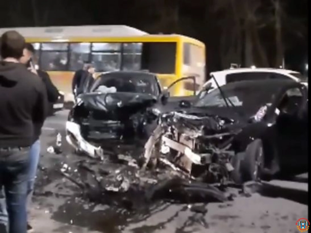 В Ростове на Западном в ДТП разбились два автомобиля