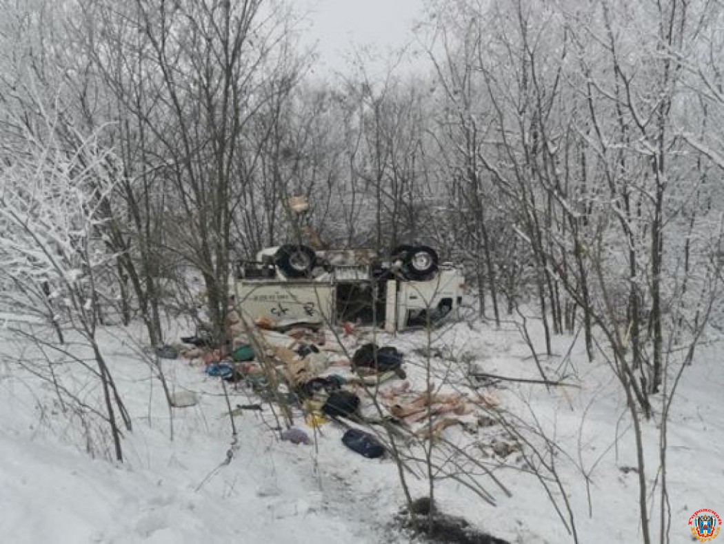 В Ростовской области водитель грузовика пострадал, перевернувшись на заснеженной трассе