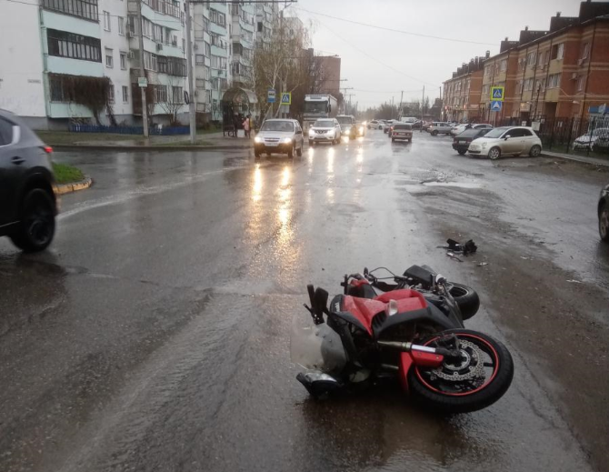 В Таганроге мотоциклист попал в больницу после аварии с легковушкой