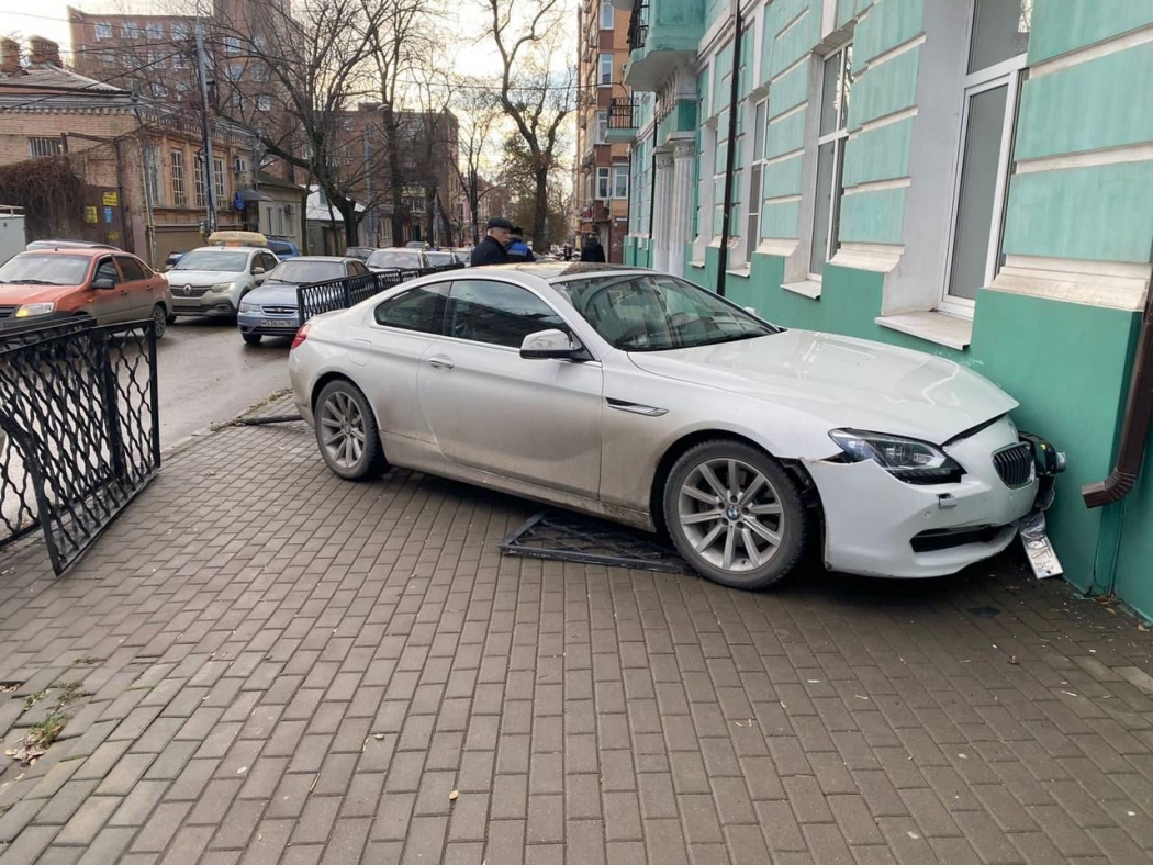 Женщина за рулем элитной иномарки врезалась в здание лицея в центре Ростова-на-Дону