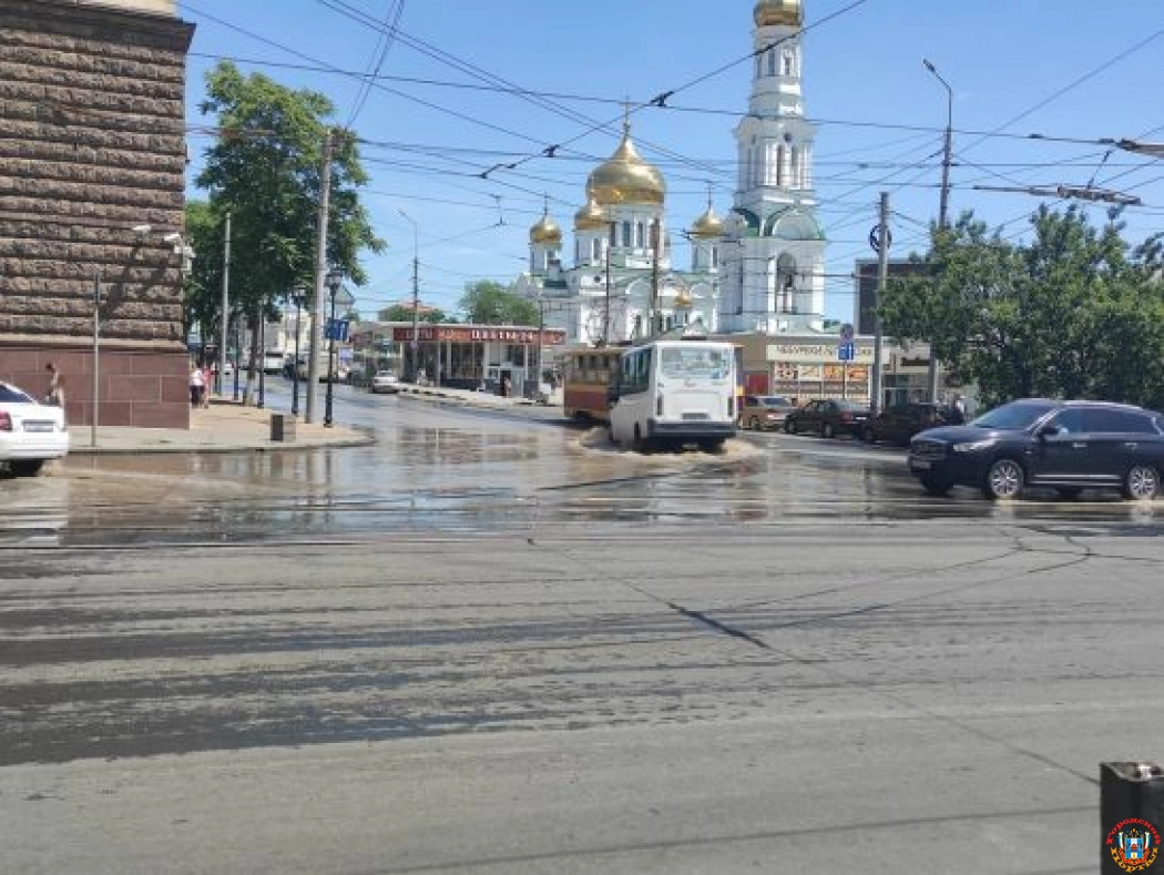 На Центральном рынке в Ростове горячая вода затопила проезжую часть