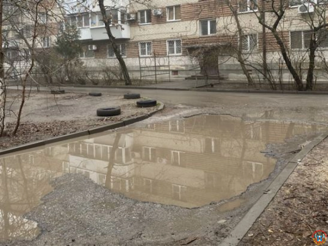 Ростовчане пожаловались на большую яму в Газетном переулке
