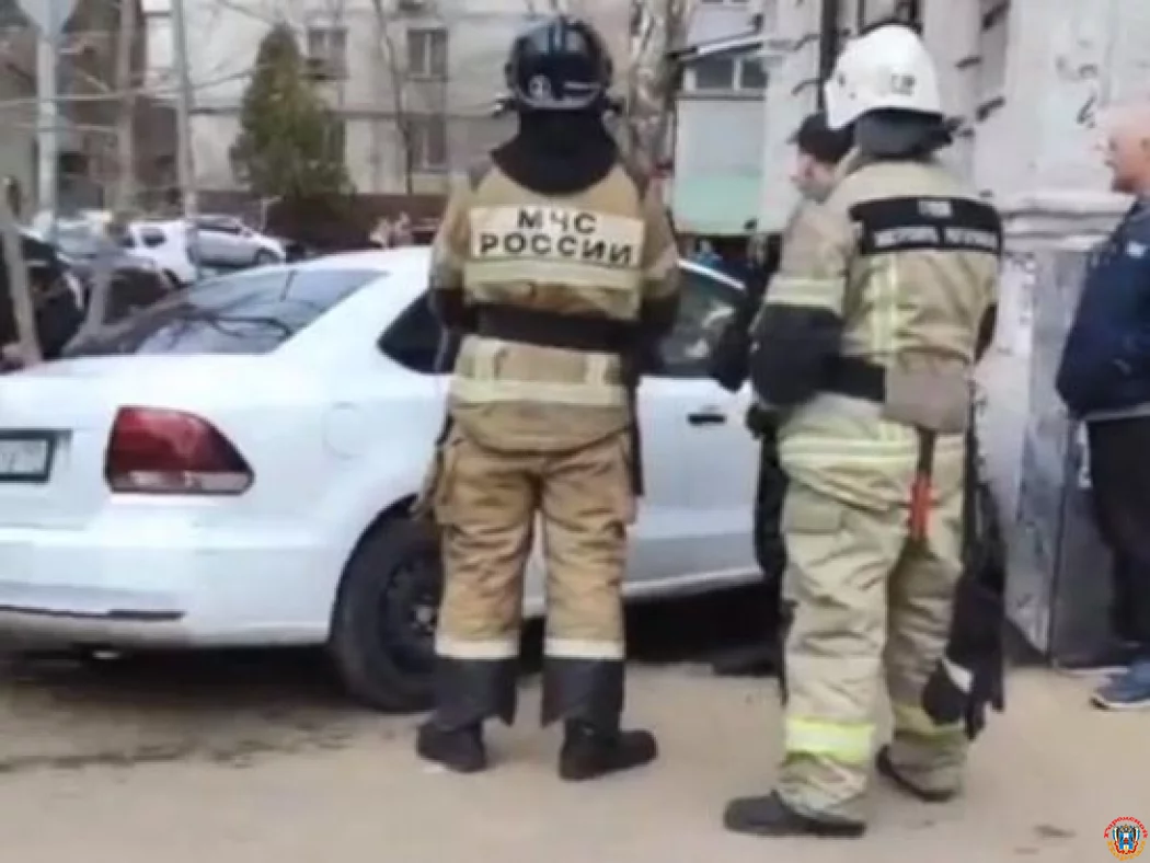 В центре Ростова иномарка влетела в стену дома В центре Ростова иномарка влетела в стену дома