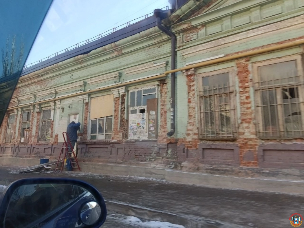 В центре Ростова рабочие снесли декор с фасада исторического здания