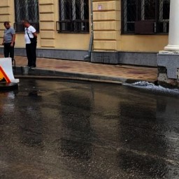 В центре Ростова затопило улицу Серафимовича