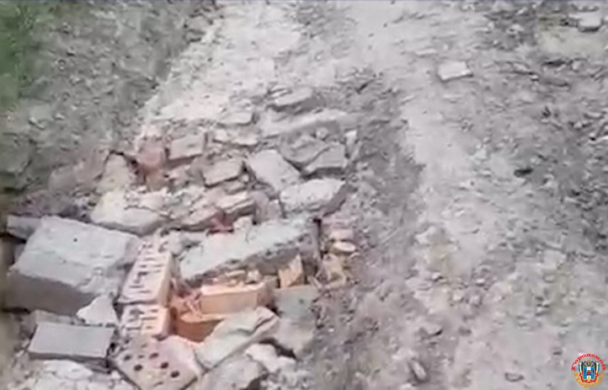 «Вода рушит дорогу и наши дома»: жительница Ростова пожаловалась на состояние улицы Заметная