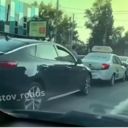 В Ростове на улице Красноармейской столкнулись шесть машин