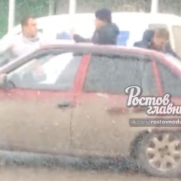 «Паркуюсь, где хочу!»: в Ростове два нервных водителя подрались за место для автомобиля