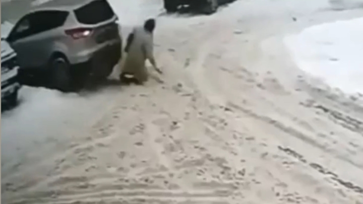 В Татарстане водитель дважды переехал женщину, не заметив ее сзади
