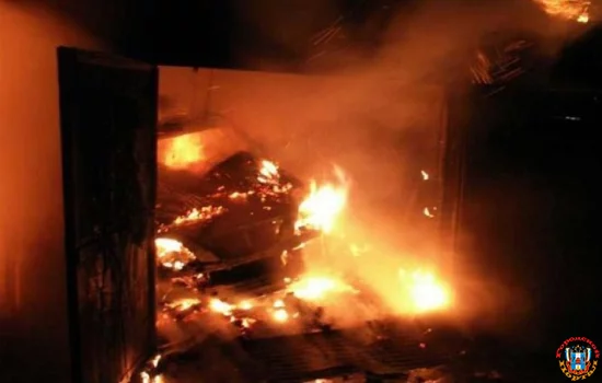 Иномарка и гараж сгорели в Аксайском районе