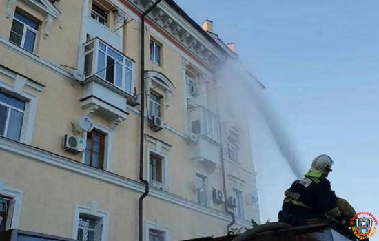 Крышу восстанавливают в пострадавшем от пожара доме в центре Ростова