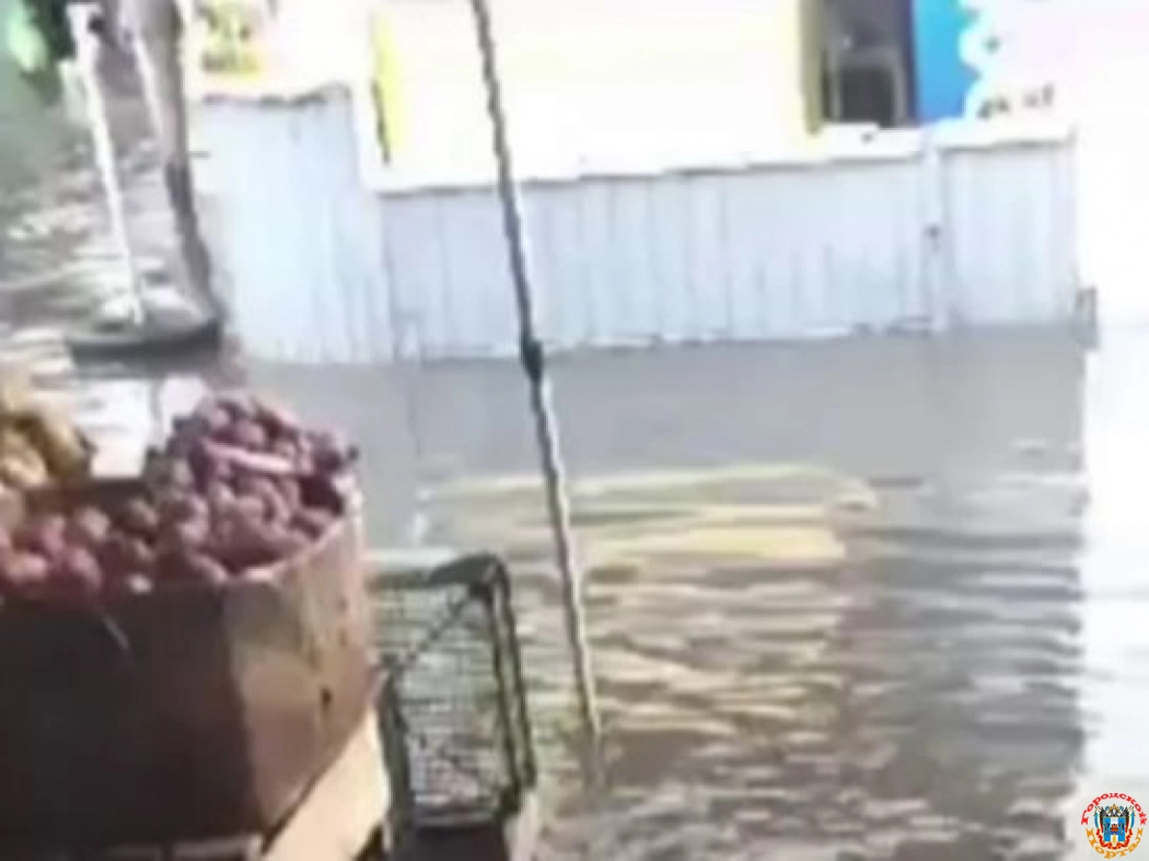 В Батайске после ливня затопило рынок