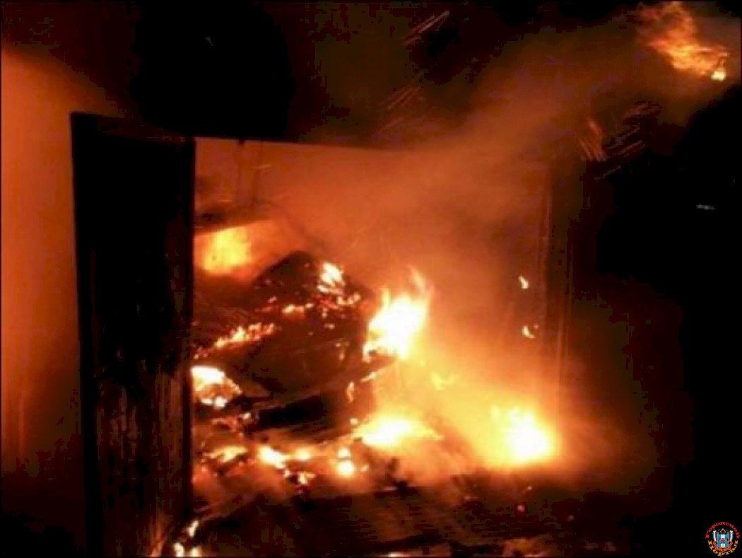 В Батайске сгорел гараж с легковушкой
