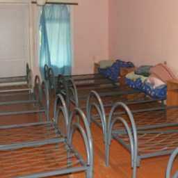 В переполненных палатах под присмотром воспитателей без документов, отдыхали дети в лагерях Ростовской области