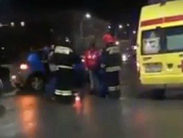 Жуткие последствия смертельного наезда иномарки на пешехода в центре Ростова попали на видео