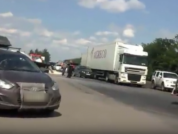 Восемь автомобилей попали в аварию из-за Mercedes в Ростовской области