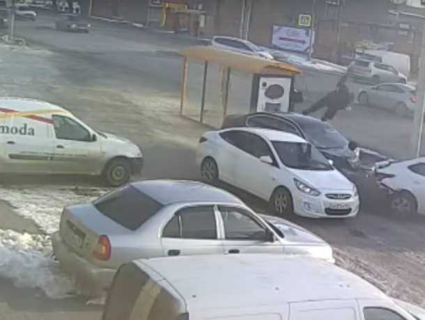 Страшный перелет пешехода через капот сбившей его иномарки на остановке Ростова попал на видео