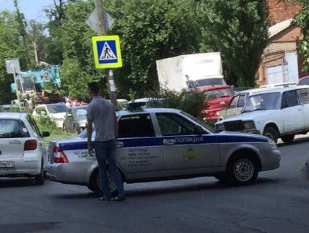Безумные рабочие делали фото с опаснейшим снарядом в Ростове-на-Дону