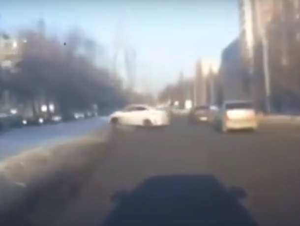 Эпичный скоростной вылет разогнавшейся иномарки в дерево в Ростове попал на видео