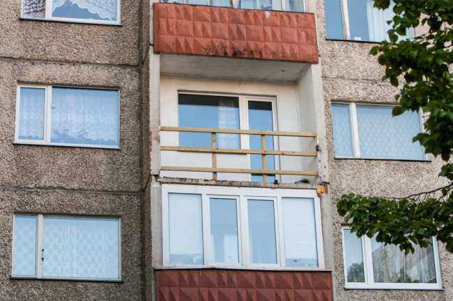 Выпавший с балкона четвертого этажа мужчина разбился насмерть в Ростове