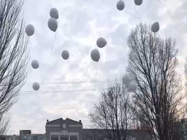 В Ростове-на-Дону выпустили в небо белые шары в память о погибших в Кемерово