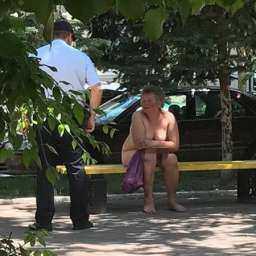 В Ростове голая женщина спасалась от жары в тени деревьев