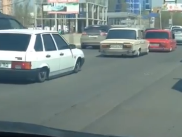 Парадный выезд трех тюнингованных "шедевров" довел до истерики автомобилистов в Ростове