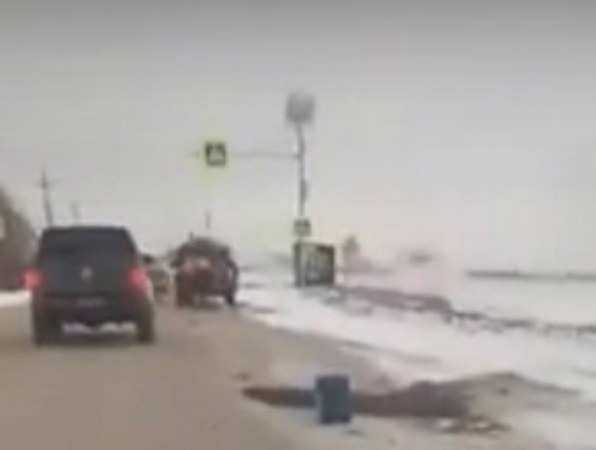 Укладывающих асфальт в мокрый снег «дождавшихся» дорожников жители Ростова поймали на видео