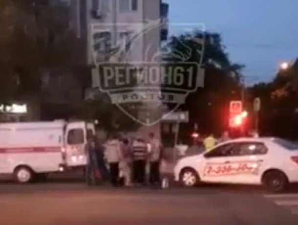 Двух женщин отправил в больницу торопливый таксист на пешеходном переходе в центре Ростова