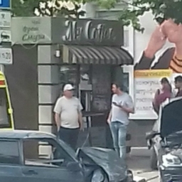 Представитель русского автопрома протаранил Audi в центре Ростова
