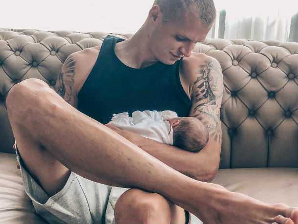 Бритые ноги футболиста Тарасова взволновали подписчиков больше, чем его новорожденная дочь от ростовчанки Насти Костенко