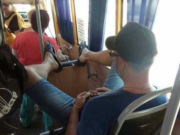 Ростовский быдло-царёк с ногами-рогатками разозлил пассажиров автобуса