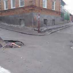 Больше месяца власть в Ростове игнорирует огромную яму посередине дороги