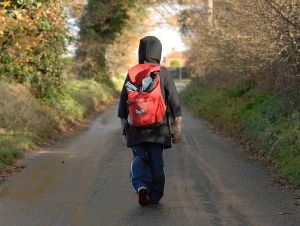 Ушел в школу и не вернулся: 9-летнего мальчика в куртке с капюшоном разыскивают в Ростове