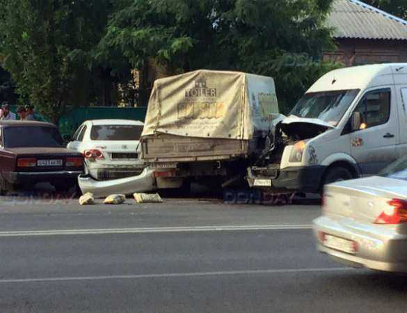 Микроавтобус «не заметил» грузовик и протаранил его в центре Ростова